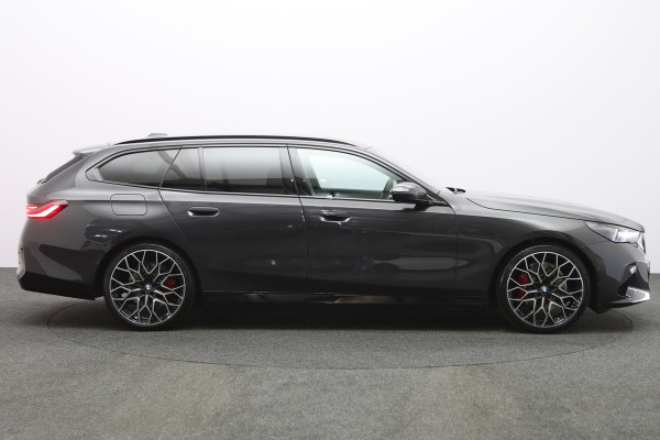 BMW 5 Serie Touring 530e xDrive 300 PK M Sport Pro Edition PHEV, Panoramadak, Trekhaak, H/K Sound, Head-Up