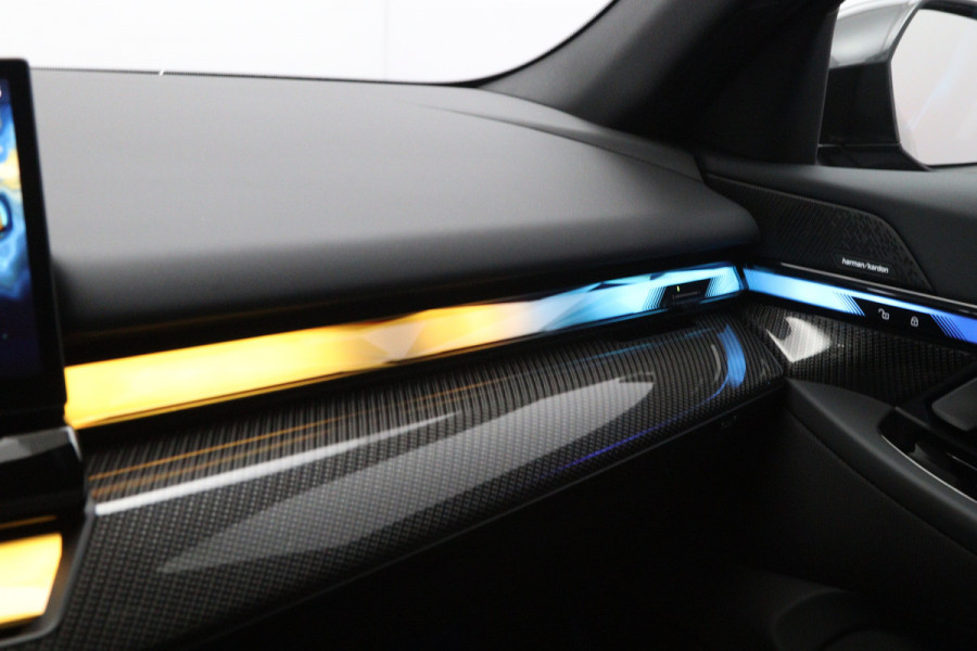 BMW 5 Serie Touring 530e xDrive 300 PK M Sport Pro Edition PHEV, Panoramadak, Trekhaak, H/K Sound, Head-Up