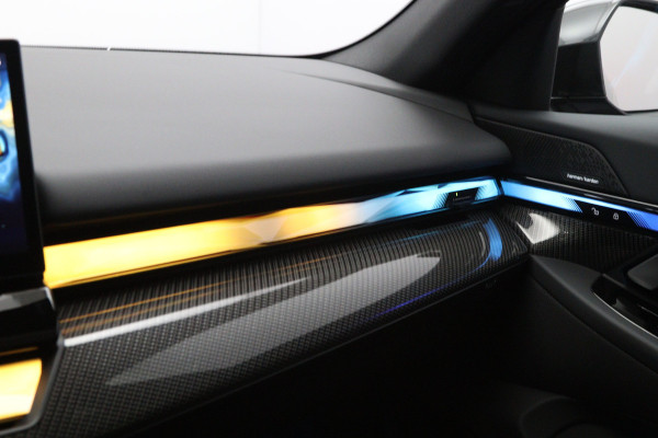 BMW 5 Serie Touring 530e xDrive 300 PK M Sport Pro Edition PHEV, Panoramadak, Trekhaak, H/K Sound, Head-Up