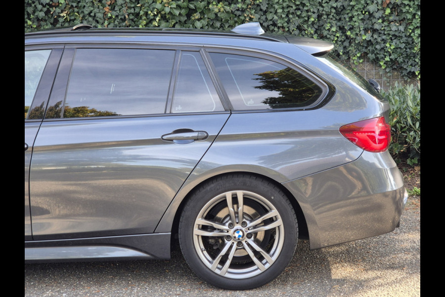 BMW 3 Serie Touring 320i M Sport Edition Panorama Apple CarPlay