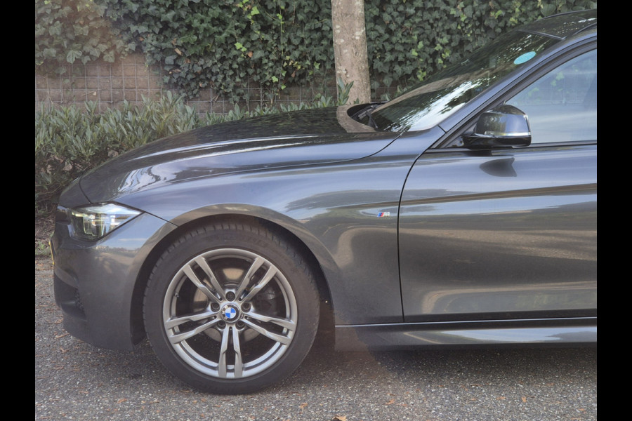 BMW 3 Serie Touring 320i M Sport Edition Panorama Apple CarPlay