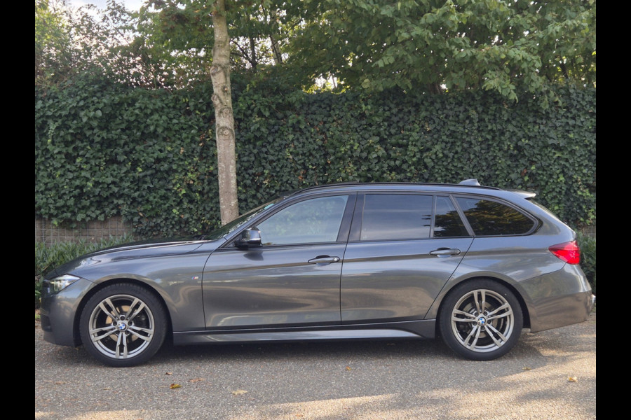 BMW 3 Serie Touring 320i M Sport Edition Panorama Apple CarPlay