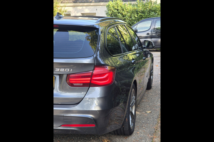 BMW 3 Serie Touring 320i M Sport Edition Panorama Apple CarPlay