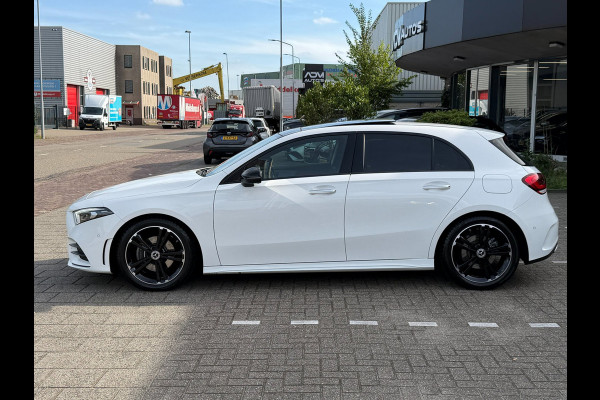 Mercedes-Benz A200 Premium AMG PAKKET l SFEERVERL. l PANO l TREKHAAK