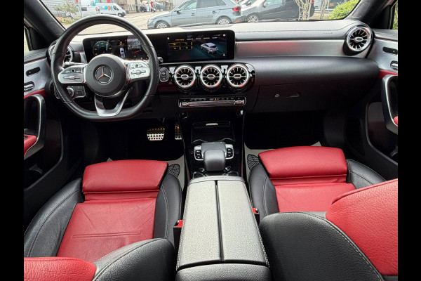 Mercedes-Benz A200 Premium AMG PAKKET l SFEERVERL. l PANO l TREKHAAK