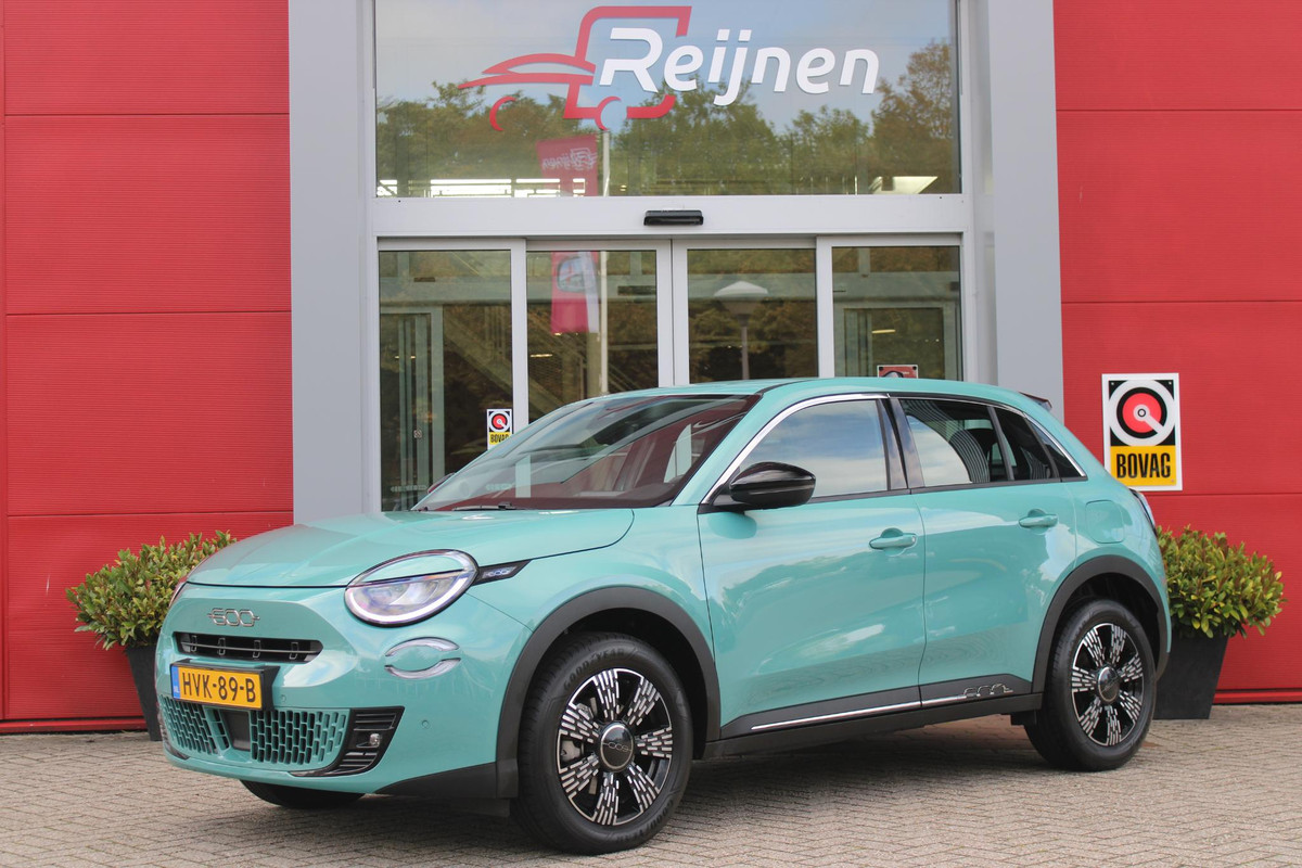 Fiat 600 1.2 110PK Hybrid AUTOMAAT POP | WINTER PACK: VERWAMBARE VOORSTOELEN/VERWARMBARE VOORRUIT | PACK COMFORT: ACHTERUITRIJCAMERA MET DYNAMISCHE HULPLIJNEN/AUDIOSYSTEEM MET 6 SPEAKERS/DRAADLOOS LADEN/KEYLESS ENTRY/NAVIGATIE/PARKEERSENSOREN VOOR EN ACHTER/VERKEERSBORDINFORMATIE | PACK STYLE: 17" LICHTMETALEN VELGEN/HOOGGLANS ZWARTE SPIEGELKAPPEN/VERCHROME OMLIJSTING/LED RICHTINGAANWIJZERS/LED MISTLAMPEN/DASHBOARD IN CARROSSERIEKLEUR | DRAADLOZE APPLE CARPLAY/ANDROID AUTO |