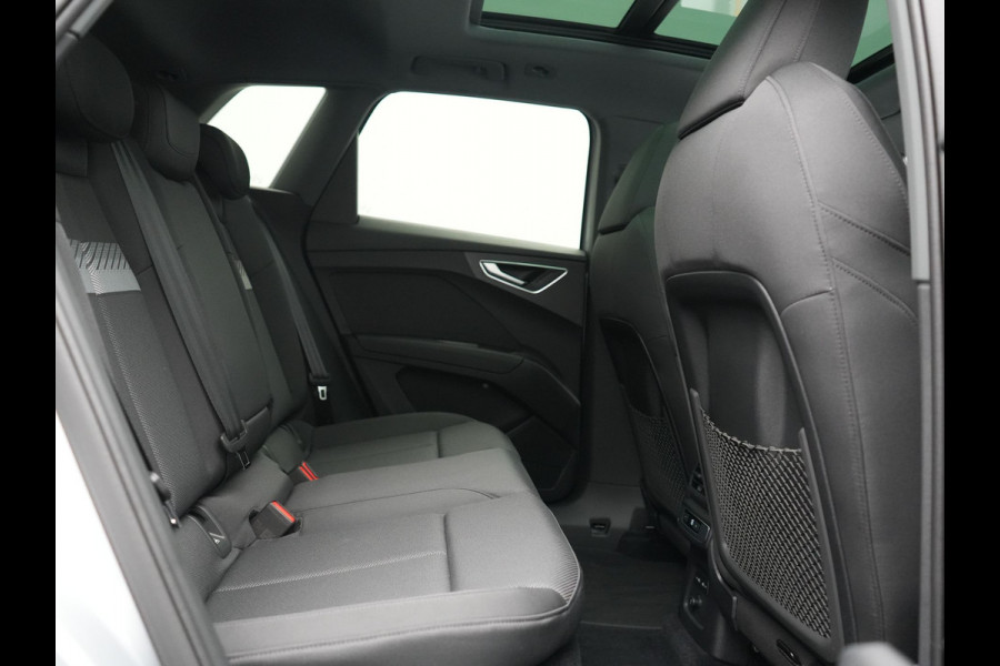 Audi Q4 e-tron 40 S Line 77 kWh 204pk Dealer O.H. | Panodak | Adaptive Cruise | Head Up | Camera | Matrix LED | Camera | Warmtepomp | Sportstoelen Memory & Verwarmd | Stuur Verwarmd | Apple Carplay | Navigatie | DAB |