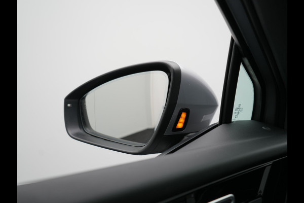 Audi Q4 e-tron 40 S Line 77 kWh 204pk Dealer O.H. | Panodak | Adaptive Cruise | Head Up | Camera | Matrix LED | Camera | Warmtepomp | Sportstoelen Memory & Verwarmd | Stuur Verwarmd | Apple Carplay | Navigatie | DAB |