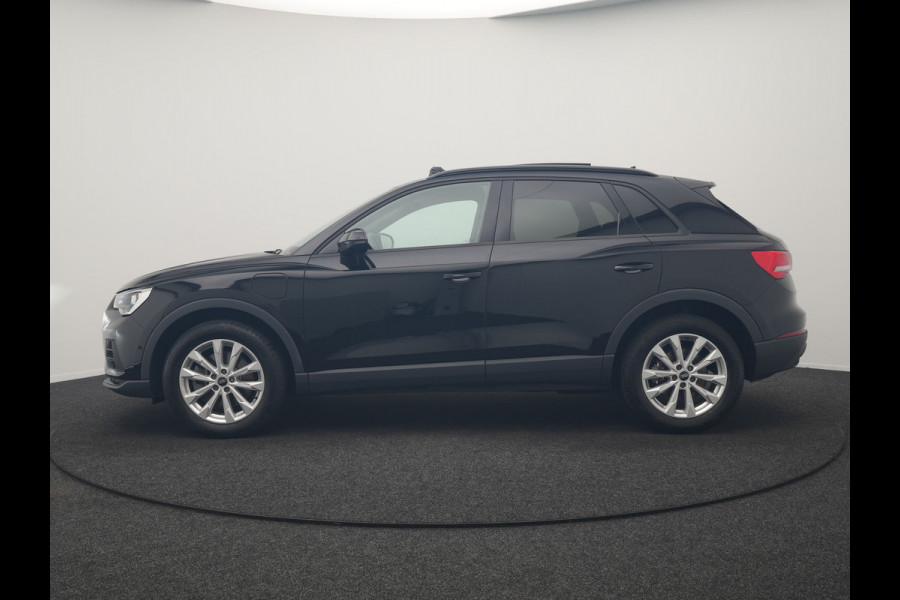 Audi Q3 45 TFSI e Business Edition PHEV 245pk Dealer O.H. | Panodak | Adaptive Cruise | Camera | Alcantara Sportstoelen Verwarmd | Sfeerverlichting | BLIS | Keyless | Apple Carplay | Navigatie | DAB | Plug In Hybrid |