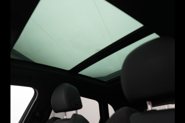 Audi Q3 45 TFSI e Business Edition PHEV 245pk Dealer O.H. | Panodak | Adaptive Cruise | Camera | Alcantara Sportstoelen Verwarmd | Sfeerverlichting | BLIS | Keyless | Apple Carplay | Navigatie | DAB | Plug In Hybrid |