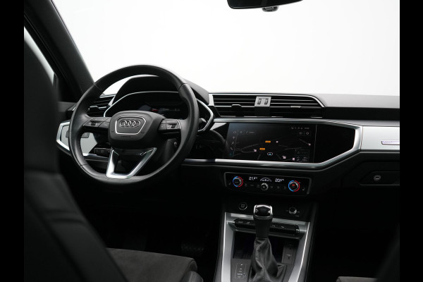 Audi Q3 45 TFSI e Business Edition PHEV 245pk Dealer O.H. | Panodak | Adaptive Cruise | Camera | Alcantara Sportstoelen Verwarmd | Sfeerverlichting | BLIS | Keyless | Apple Carplay | Navigatie | DAB | Plug In Hybrid |