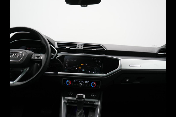Audi Q3 45 TFSI e Business Edition PHEV 245pk Dealer O.H. | Panodak | Adaptive Cruise | Camera | Alcantara Sportstoelen Verwarmd | Sfeerverlichting | BLIS | Keyless | Apple Carplay | Navigatie | DAB | Plug In Hybrid |