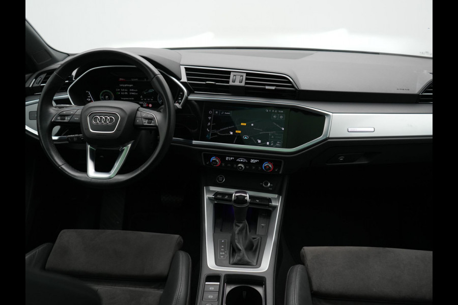 Audi Q3 45 TFSI e Business Edition PHEV 245pk Dealer O.H. | Panodak | Adaptive Cruise | Camera | Alcantara Sportstoelen Verwarmd | Sfeerverlichting | BLIS | Keyless | Apple Carplay | Navigatie | DAB | Plug In Hybrid |