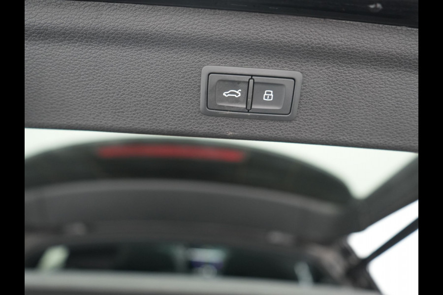 Audi Q3 45 TFSI e Business Edition PHEV 245pk Dealer O.H. | Panodak | Adaptive Cruise | Camera | Alcantara Sportstoelen Verwarmd | Sfeerverlichting | BLIS | Keyless | Apple Carplay | Navigatie | DAB | Plug In Hybrid |