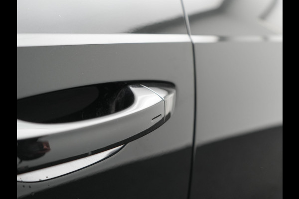 Audi Q3 45 TFSI e Business Edition PHEV 245pk Dealer O.H. | Panodak | Adaptive Cruise | Camera | Alcantara Sportstoelen Verwarmd | Sfeerverlichting | BLIS | Keyless | Apple Carplay | Navigatie | DAB | Plug In Hybrid |
