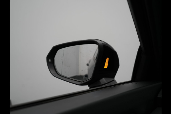 Audi Q3 45 TFSI e Business Edition PHEV 245pk Dealer O.H. | Panodak | Adaptive Cruise | Camera | Alcantara Sportstoelen Verwarmd | Sfeerverlichting | BLIS | Keyless | Apple Carplay | Navigatie | DAB | Plug In Hybrid |