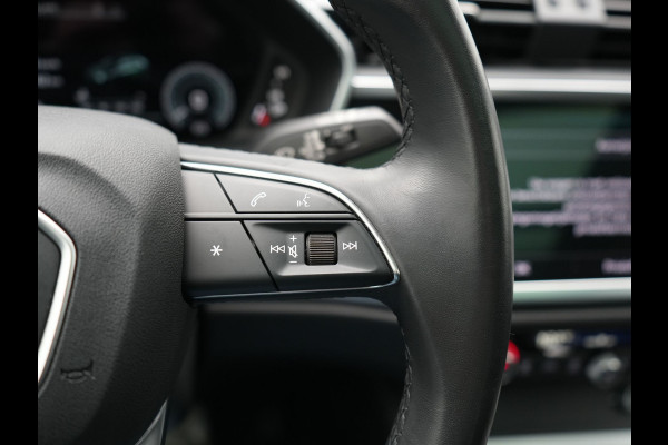 Audi Q3 45 TFSI e Business Edition PHEV 245pk Dealer O.H. | Panodak | Adaptive Cruise | Camera | Alcantara Sportstoelen Verwarmd | Sfeerverlichting | BLIS | Keyless | Apple Carplay | Navigatie | DAB | Plug In Hybrid |