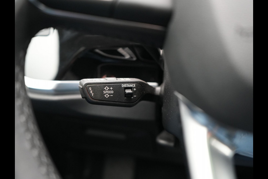 Audi Q3 45 TFSI e Business Edition PHEV 245pk Dealer O.H. | Panodak | Adaptive Cruise | Camera | Alcantara Sportstoelen Verwarmd | Sfeerverlichting | BLIS | Keyless | Apple Carplay | Navigatie | DAB | Plug In Hybrid |