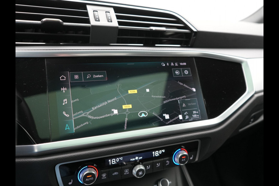 Audi Q3 45 TFSI e Business Edition PHEV 245pk Dealer O.H. | Panodak | Adaptive Cruise | Camera | Alcantara Sportstoelen Verwarmd | Sfeerverlichting | BLIS | Keyless | Apple Carplay | Navigatie | DAB | Plug In Hybrid |