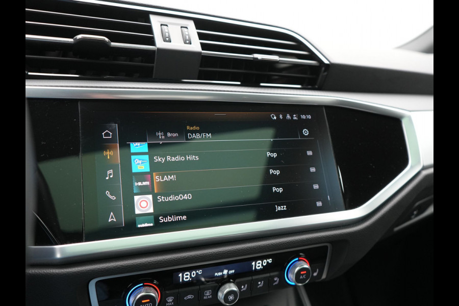 Audi Q3 45 TFSI e Business Edition PHEV 245pk Dealer O.H. | Panodak | Adaptive Cruise | Camera | Alcantara Sportstoelen Verwarmd | Sfeerverlichting | BLIS | Keyless | Apple Carplay | Navigatie | DAB | Plug In Hybrid |