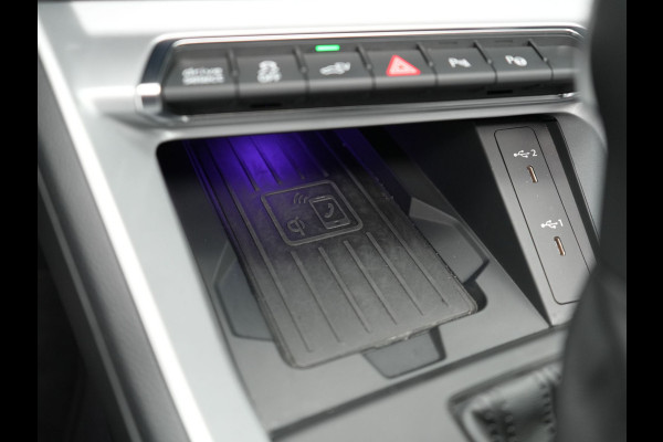 Audi Q3 45 TFSI e Business Edition PHEV 245pk Dealer O.H. | Panodak | Adaptive Cruise | Camera | Alcantara Sportstoelen Verwarmd | Sfeerverlichting | BLIS | Keyless | Apple Carplay | Navigatie | DAB | Plug In Hybrid |