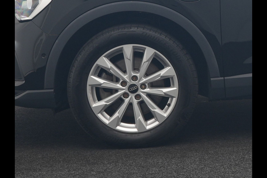 Audi Q3 45 TFSI e Business Edition PHEV 245pk Dealer O.H. | Panodak | Adaptive Cruise | Camera | Alcantara Sportstoelen Verwarmd | Sfeerverlichting | BLIS | Keyless | Apple Carplay | Navigatie | DAB | Plug In Hybrid |