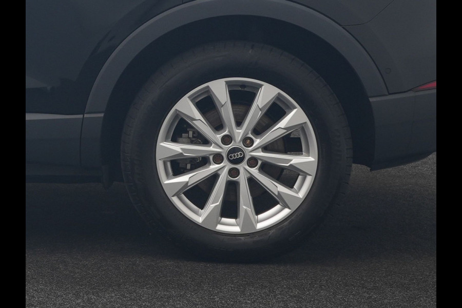 Audi Q3 45 TFSI e Business Edition PHEV 245pk Dealer O.H. | Panodak | Adaptive Cruise | Camera | Alcantara Sportstoelen Verwarmd | Sfeerverlichting | BLIS | Keyless | Apple Carplay | Navigatie | DAB | Plug In Hybrid |