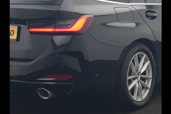 BMW 3 Serie Touring 320e Luxury Line Facelift PHEV Dealer O.H. | Trekhaak Af Fabriek | Panodak | Head Up | Adaptive Cruise | 360 Camera | Lederen Sportstoelen Verwarmd | Sfeerverlichting | Apple Carplay | Keyless | Widescreen Navi | DAB | Plug In Hybrid