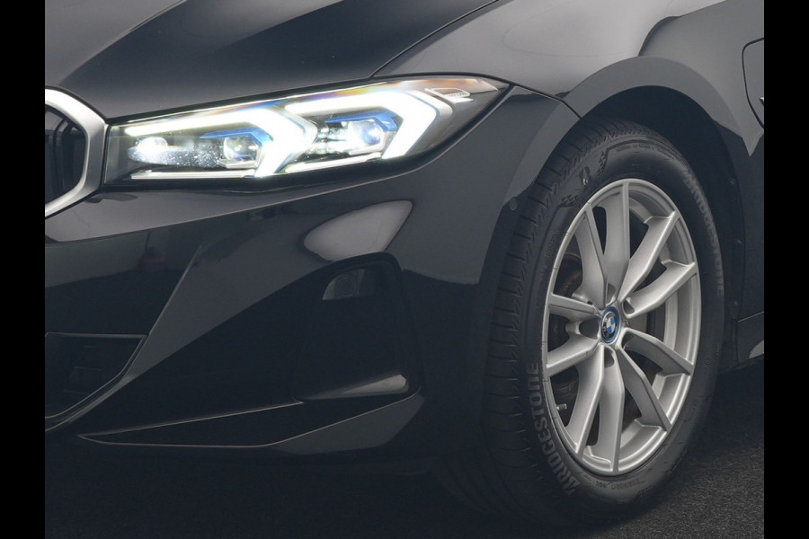 BMW 3 Serie Touring 320e Luxury Line Facelift PHEV Dealer O.H. | Trekhaak Af Fabriek | Panodak | Head Up | Adaptive Cruise | 360 Camera | Lederen Sportstoelen Verwarmd | Sfeerverlichting | Apple Carplay | Keyless | Widescreen Navi | DAB | Plug In Hybrid
