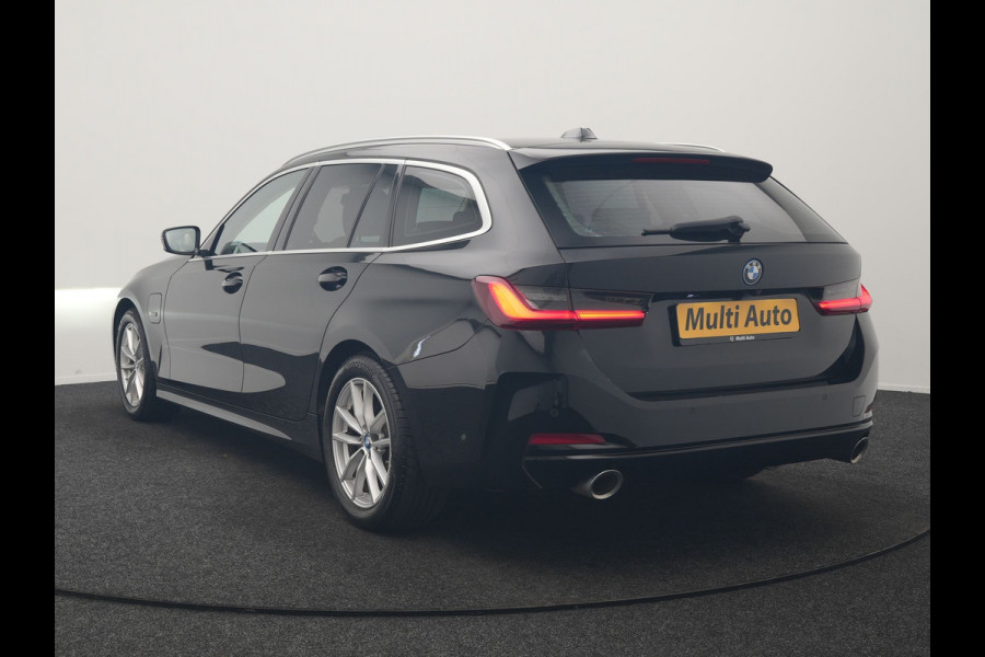 BMW 3 Serie Touring 320e Luxury Line Facelift PHEV Dealer O.H. | Trekhaak Af Fabriek | Panodak | Head Up | Adaptive Cruise | 360 Camera | Lederen Sportstoelen Verwarmd | Sfeerverlichting | Apple Carplay | Keyless | Widescreen Navi | DAB | Plug In Hybrid