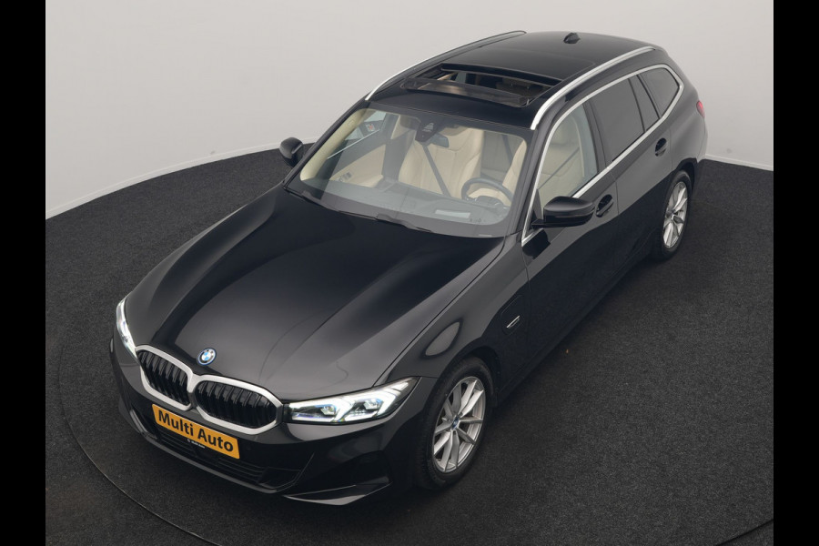 BMW 3 Serie Touring 320e Luxury Line Facelift PHEV Dealer O.H. | Trekhaak Af Fabriek | Panodak | Head Up | Adaptive Cruise | 360 Camera | Lederen Sportstoelen Verwarmd | Sfeerverlichting | Apple Carplay | Keyless | Widescreen Navi | DAB | Plug In Hybrid
