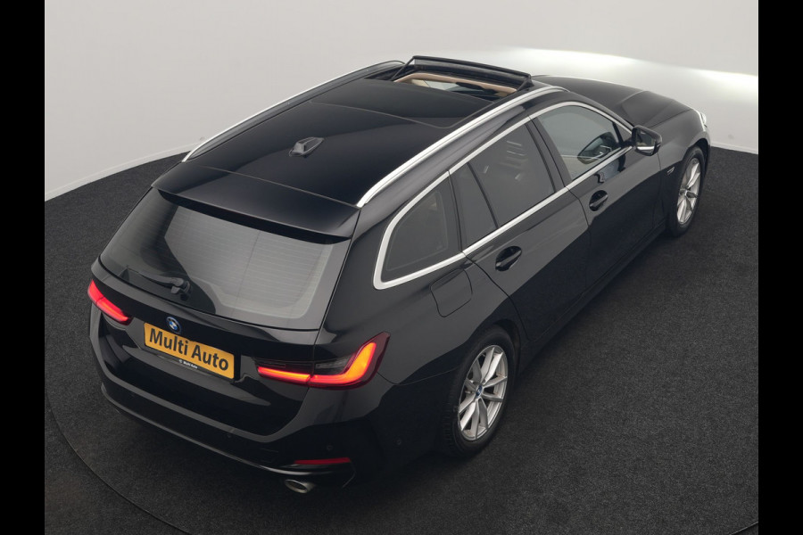 BMW 3 Serie Touring 320e Luxury Line Facelift PHEV Dealer O.H. | Trekhaak Af Fabriek | Panodak | Head Up | Adaptive Cruise | 360 Camera | Lederen Sportstoelen Verwarmd | Sfeerverlichting | Apple Carplay | Keyless | Widescreen Navi | DAB | Plug In Hybrid