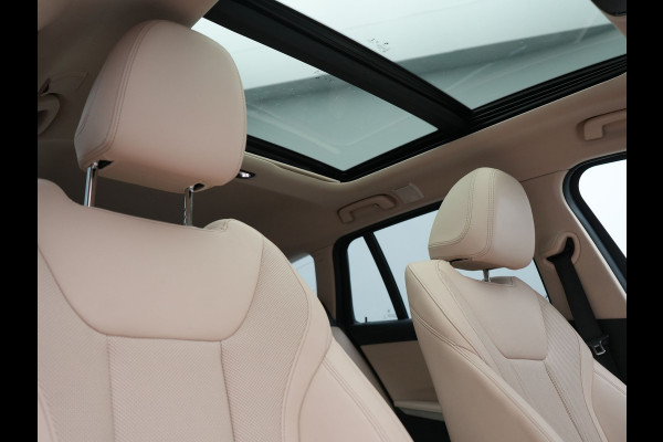 BMW 3 Serie Touring 320e Luxury Line Facelift PHEV Dealer O.H. | Trekhaak Af Fabriek | Panodak | Head Up | Adaptive Cruise | 360 Camera | Lederen Sportstoelen Verwarmd | Sfeerverlichting | Apple Carplay | Keyless | Widescreen Navi | DAB | Plug In Hybrid