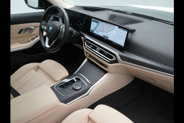 BMW 3 Serie Touring 320e Luxury Line Facelift PHEV Dealer O.H. | Trekhaak Af Fabriek | Panodak | Head Up | Adaptive Cruise | 360 Camera | Lederen Sportstoelen Verwarmd | Sfeerverlichting | Apple Carplay | Keyless | Widescreen Navi | DAB | Plug In Hybrid