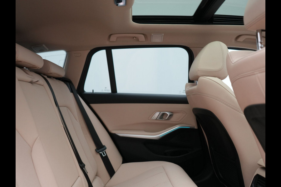 BMW 3 Serie Touring 320e Luxury Line Facelift PHEV Dealer O.H. | Trekhaak Af Fabriek | Panodak | Head Up | Adaptive Cruise | 360 Camera | Lederen Sportstoelen Verwarmd | Sfeerverlichting | Apple Carplay | Keyless | Widescreen Navi | DAB | Plug In Hybrid