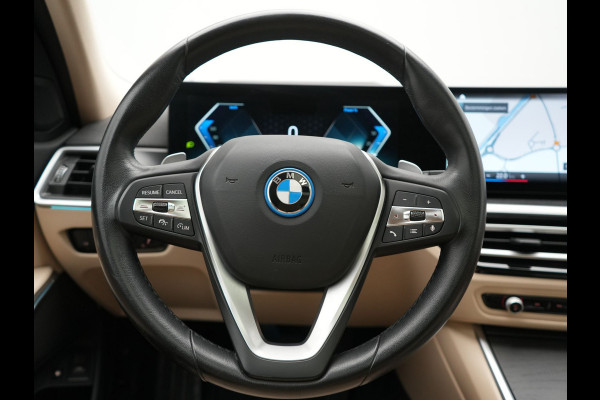 BMW 3 Serie Touring 320e Luxury Line Facelift PHEV Dealer O.H. | Trekhaak Af Fabriek | Panodak | Head Up | Adaptive Cruise | 360 Camera | Lederen Sportstoelen Verwarmd | Sfeerverlichting | Apple Carplay | Keyless | Widescreen Navi | DAB | Plug In Hybrid