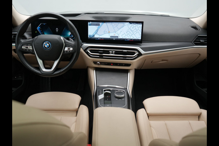 BMW 3 Serie Touring 320e Luxury Line Facelift PHEV Dealer O.H. | Trekhaak Af Fabriek | Panodak | Head Up | Adaptive Cruise | 360 Camera | Lederen Sportstoelen Verwarmd | Sfeerverlichting | Apple Carplay | Keyless | Widescreen Navi | DAB | Plug In Hybrid