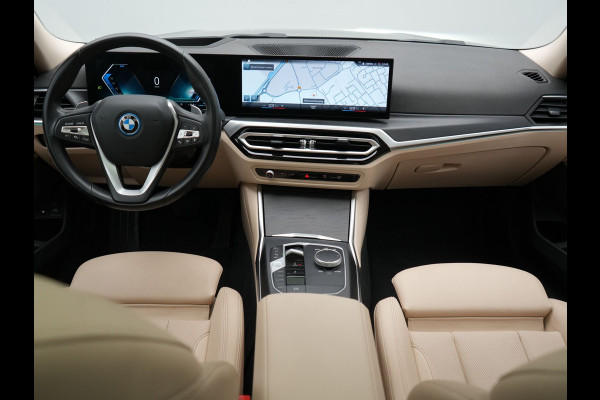 BMW 3 Serie Touring 320e Luxury Line Facelift PHEV Dealer O.H. | Trekhaak Af Fabriek | Panodak | Head Up | Adaptive Cruise | 360 Camera | Lederen Sportstoelen Verwarmd | Sfeerverlichting | Apple Carplay | Keyless | Widescreen Navi | DAB | Plug In Hybrid