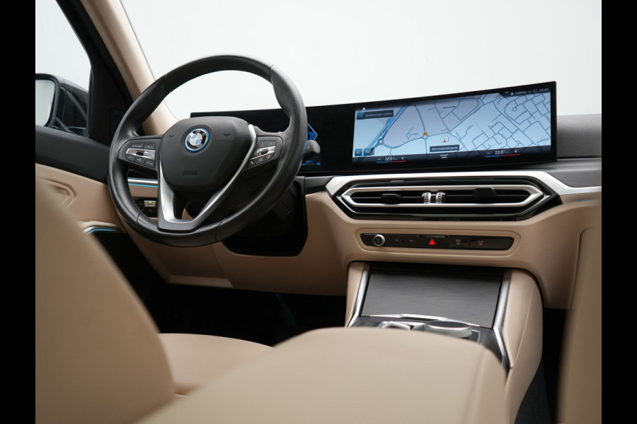 BMW 3 Serie Touring 320e Luxury Line Facelift PHEV Dealer O.H. | Trekhaak Af Fabriek | Panodak | Head Up | Adaptive Cruise | 360 Camera | Lederen Sportstoelen Verwarmd | Sfeerverlichting | Apple Carplay | Keyless | Widescreen Navi | DAB | Plug In Hybrid