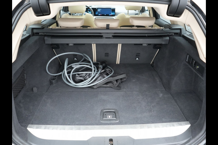 BMW 3 Serie Touring 320e Luxury Line Facelift PHEV Dealer O.H. | Trekhaak Af Fabriek | Panodak | Head Up | Adaptive Cruise | 360 Camera | Lederen Sportstoelen Verwarmd | Sfeerverlichting | Apple Carplay | Keyless | Widescreen Navi | DAB | Plug In Hybrid