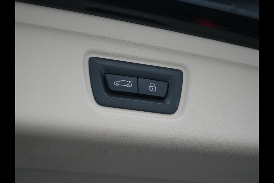 BMW 3 Serie Touring 320e Luxury Line Facelift PHEV Dealer O.H. | Trekhaak Af Fabriek | Panodak | Head Up | Adaptive Cruise | 360 Camera | Lederen Sportstoelen Verwarmd | Sfeerverlichting | Apple Carplay | Keyless | Widescreen Navi | DAB | Plug In Hybrid