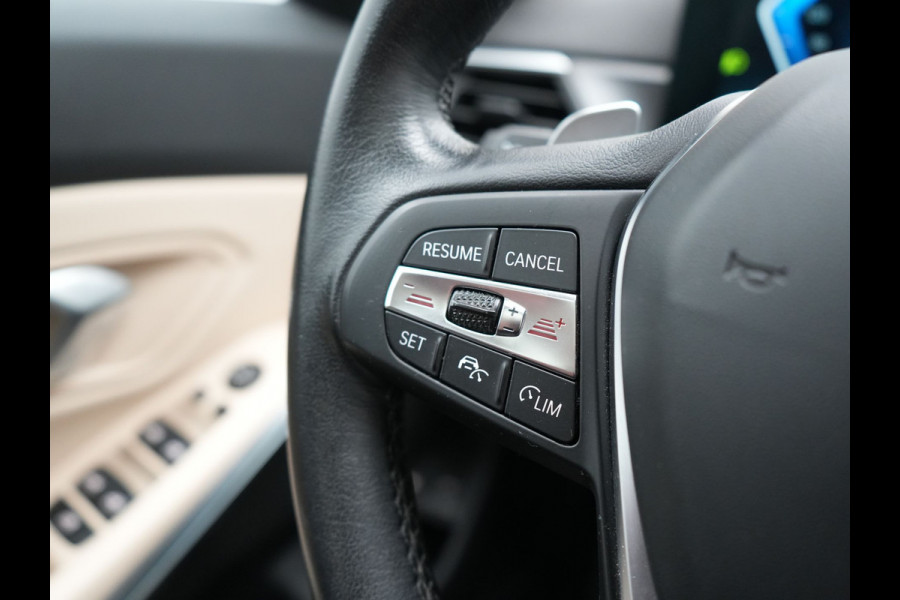 BMW 3 Serie Touring 320e Luxury Line Facelift PHEV Dealer O.H. | Trekhaak Af Fabriek | Panodak | Head Up | Adaptive Cruise | 360 Camera | Lederen Sportstoelen Verwarmd | Sfeerverlichting | Apple Carplay | Keyless | Widescreen Navi | DAB | Plug In Hybrid