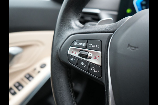 BMW 3 Serie Touring 320e Luxury Line Facelift PHEV Dealer O.H. | Trekhaak Af Fabriek | Panodak | Head Up | Adaptive Cruise | 360 Camera | Lederen Sportstoelen Verwarmd | Sfeerverlichting | Apple Carplay | Keyless | Widescreen Navi | DAB | Plug In Hybrid