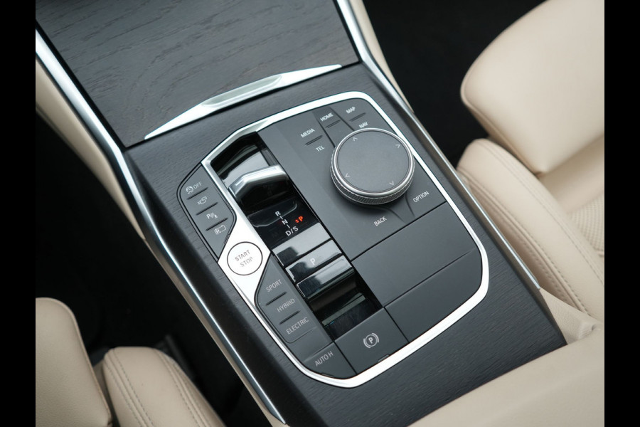 BMW 3 Serie Touring 320e Luxury Line Facelift PHEV Dealer O.H. | Trekhaak Af Fabriek | Panodak | Head Up | Adaptive Cruise | 360 Camera | Lederen Sportstoelen Verwarmd | Sfeerverlichting | Apple Carplay | Keyless | Widescreen Navi | DAB | Plug In Hybrid