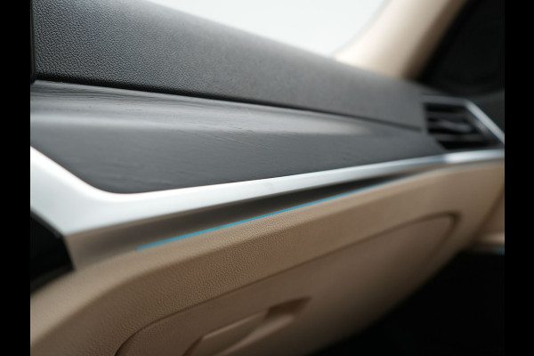 BMW 3 Serie Touring 320e Luxury Line Facelift PHEV Dealer O.H. | Trekhaak Af Fabriek | Panodak | Head Up | Adaptive Cruise | 360 Camera | Lederen Sportstoelen Verwarmd | Sfeerverlichting | Apple Carplay | Keyless | Widescreen Navi | DAB | Plug In Hybrid