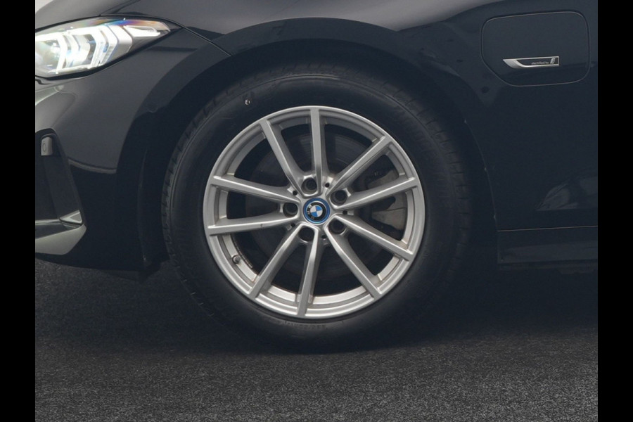 BMW 3 Serie Touring 320e Luxury Line Facelift PHEV Dealer O.H. | Trekhaak Af Fabriek | Panodak | Head Up | Adaptive Cruise | 360 Camera | Lederen Sportstoelen Verwarmd | Sfeerverlichting | Apple Carplay | Keyless | Widescreen Navi | DAB | Plug In Hybrid