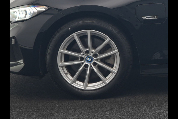 BMW 3 Serie Touring 320e Luxury Line Facelift PHEV Dealer O.H. | Trekhaak Af Fabriek | Panodak | Head Up | Adaptive Cruise | 360 Camera | Lederen Sportstoelen Verwarmd | Sfeerverlichting | Apple Carplay | Keyless | Widescreen Navi | DAB | Plug In Hybrid