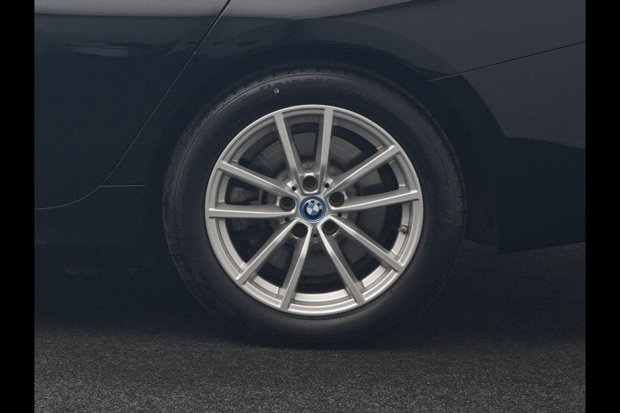 BMW 3 Serie Touring 320e Luxury Line Facelift PHEV Dealer O.H. | Trekhaak Af Fabriek | Panodak | Head Up | Adaptive Cruise | 360 Camera | Lederen Sportstoelen Verwarmd | Sfeerverlichting | Apple Carplay | Keyless | Widescreen Navi | DAB | Plug In Hybrid
