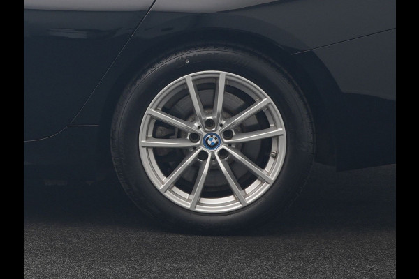 BMW 3 Serie Touring 320e Luxury Line Facelift PHEV Dealer O.H. | Trekhaak Af Fabriek | Panodak | Head Up | Adaptive Cruise | 360 Camera | Lederen Sportstoelen Verwarmd | Sfeerverlichting | Apple Carplay | Keyless | Widescreen Navi | DAB | Plug In Hybrid