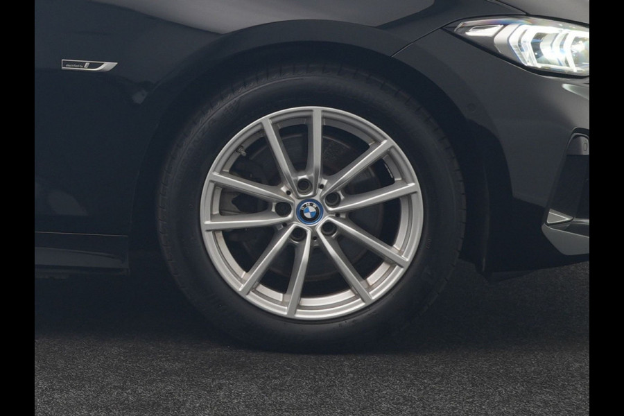 BMW 3 Serie Touring 320e Luxury Line Facelift PHEV Dealer O.H. | Trekhaak Af Fabriek | Panodak | Head Up | Adaptive Cruise | 360 Camera | Lederen Sportstoelen Verwarmd | Sfeerverlichting | Apple Carplay | Keyless | Widescreen Navi | DAB | Plug In Hybrid